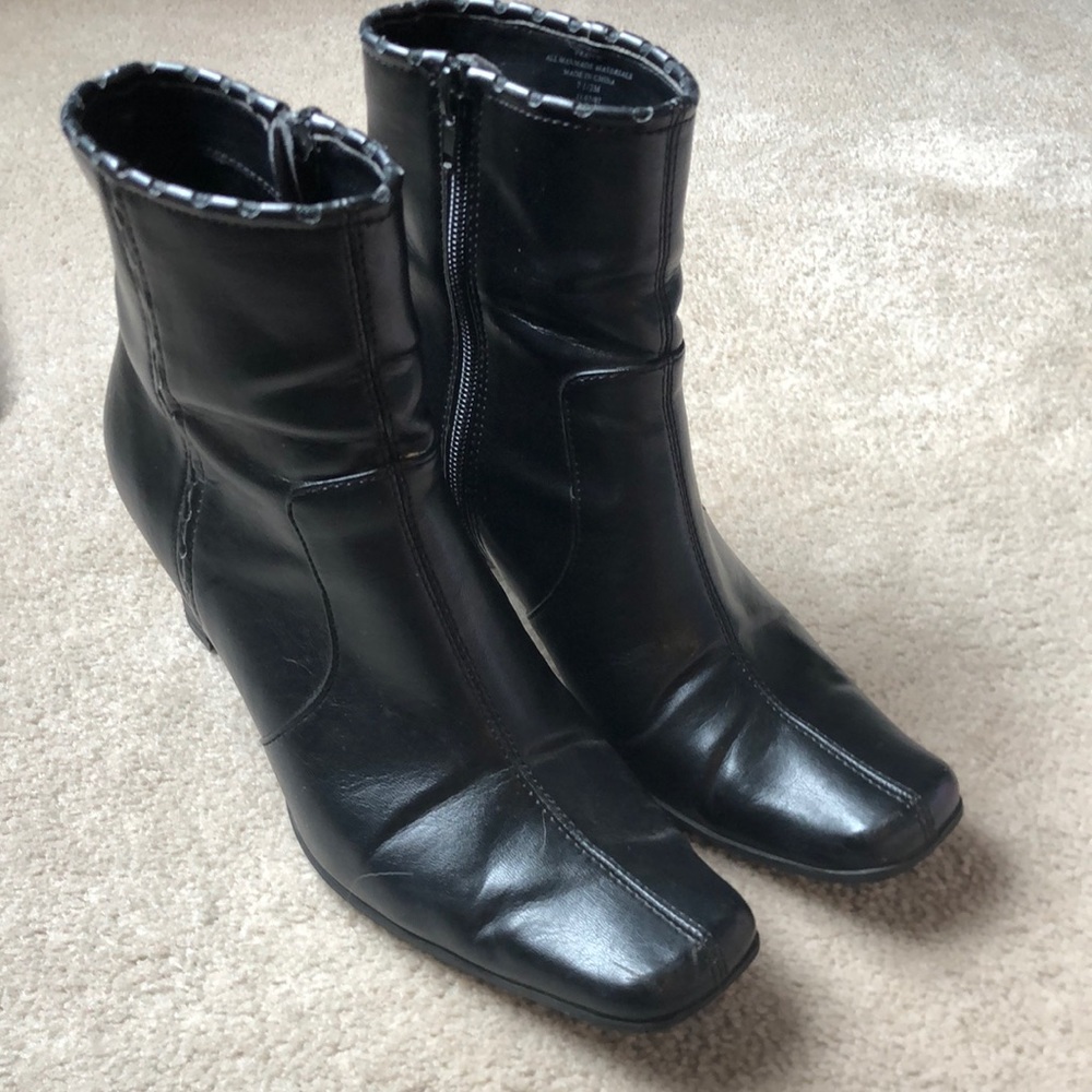 Black heeled boots with inner zip